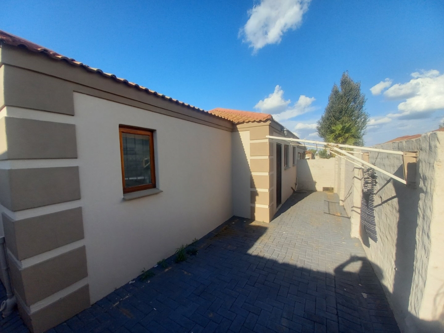 2 Bedroom Property for Sale in Langenhovenpark Free State